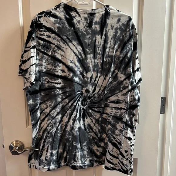 American Eagle Outfitters Black and White Graphic Tee - Picture 4 of 8